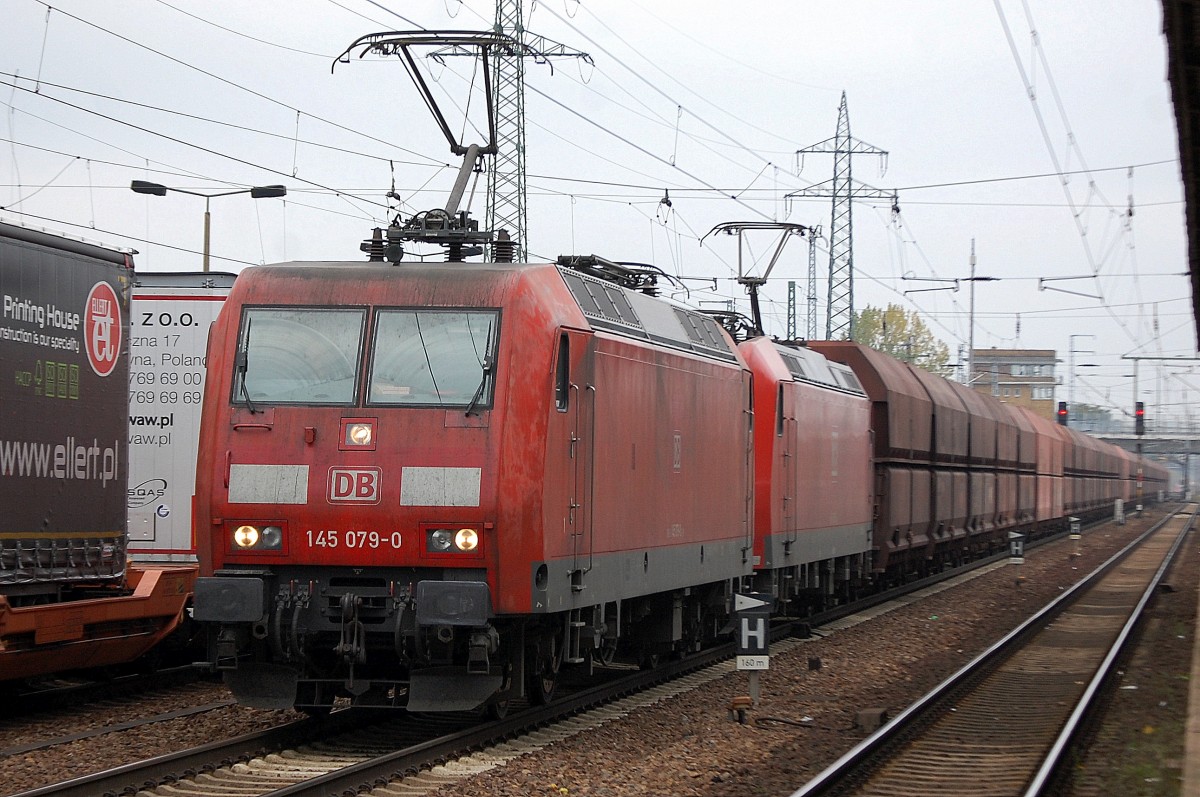 Doppeltraktion mit 145 079-0 + 185 072-6 mit langem Erzzug f�hrt kurz zum Personalwechsel im Bhf. Flughafen Berlin-Sch�nfeld ein, 16.10.13