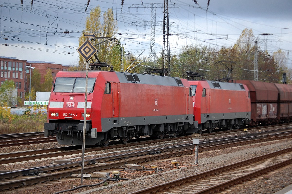Doppeltraktion mit 152 052-7 + 152 XXX-X mit Erzzug am 05.11.13 Berlin-Springpfuhl
