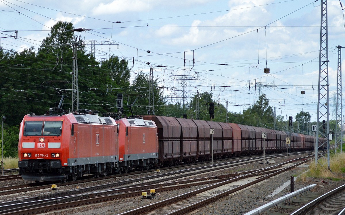 Doppeltraktion mit 185 154-2 + 185 078-3 mit Erzzug Richtung Süden am 01.07.14 Berlin-Springpfuhl.