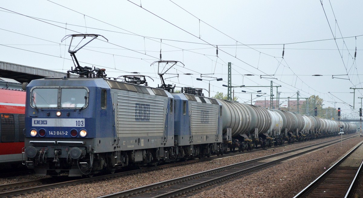 Doppeltraktion mit RBH 103/143 041-2 + RBH 119/143 571-8 mit Kesselwagenzug am 07.10.15 Bhf. Flughafen Berlin-Schönefeld.