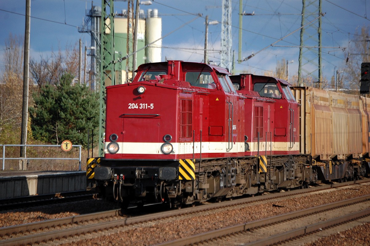 Doppeltraktion MTEG 204 311-5 (92 80  1202 311-7 D-MTEG, LEW Bj.1970) + 204 347-9 (98 80 3202 347-1 D-MTEG) mit Ganzzug Holzhackschnitzel Containerzug bei der Durchfahrt Bhf. Flughafen Berlin-Sch�nefeld, 09.11.13