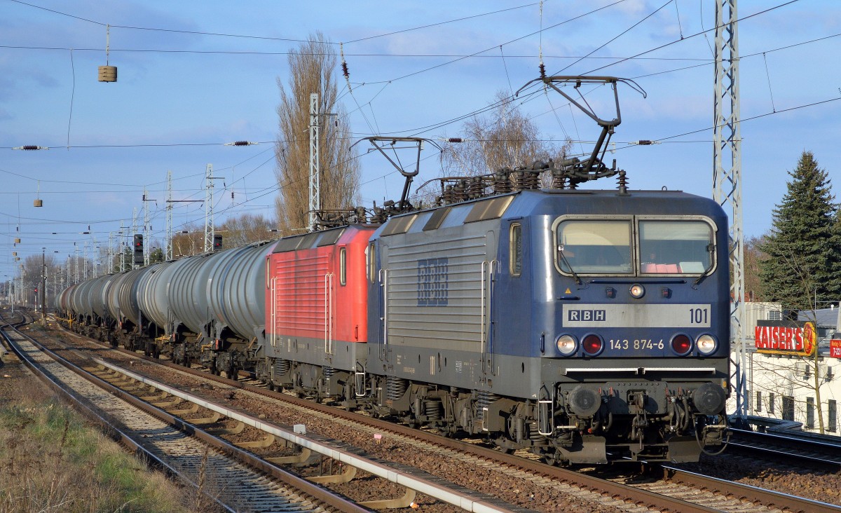 Doppeltraktion RBH 101/143 874-6 + RBH 129/143 249-1 mit Kesselwagenzug am 27.03.14 Berlin-Karow.