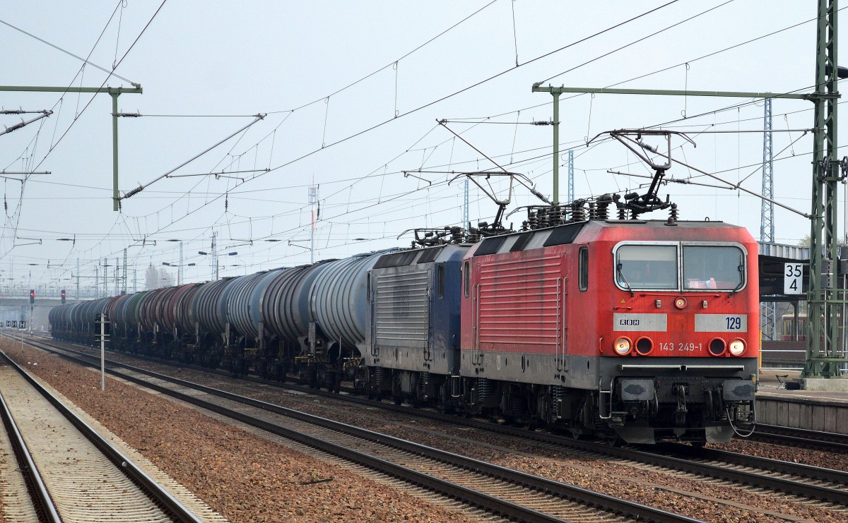 Doppeltraktion RBH 129/143 249-1 + RBH 101/143 874-6 mit Kesselwagenzug am 01.04.14 Durchfahrt Bhf. Flughafen Berlin-Schönefeld. 