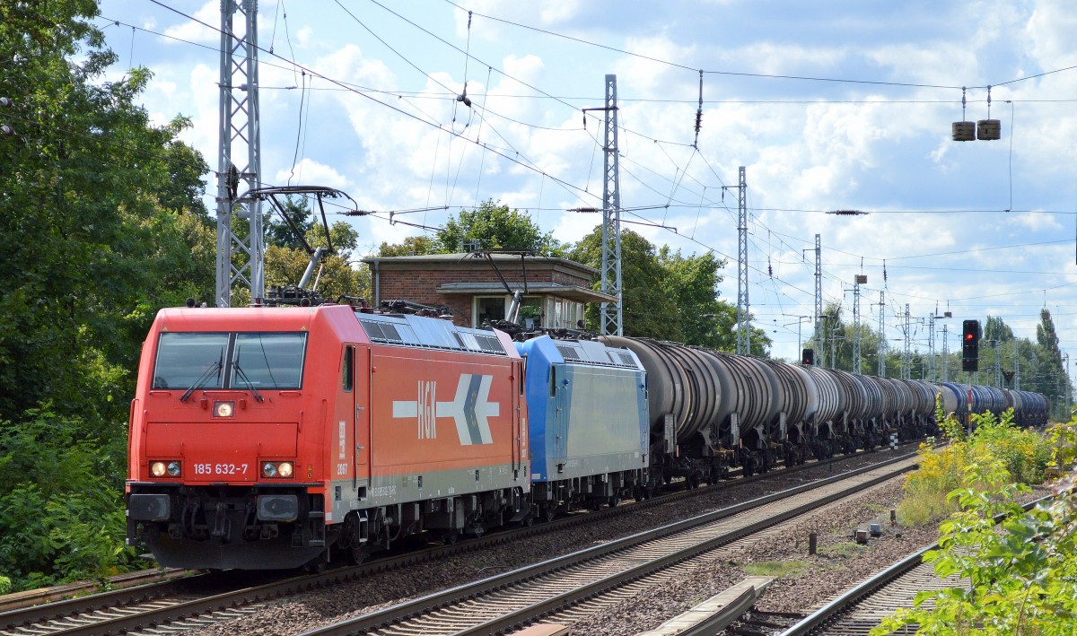 Doppeltraktion RHC 2067/185 632-7 + 185 523-8 mit Kesselwagenzug Richtung Schwedt am 27.08.14 Berlin-Karow.