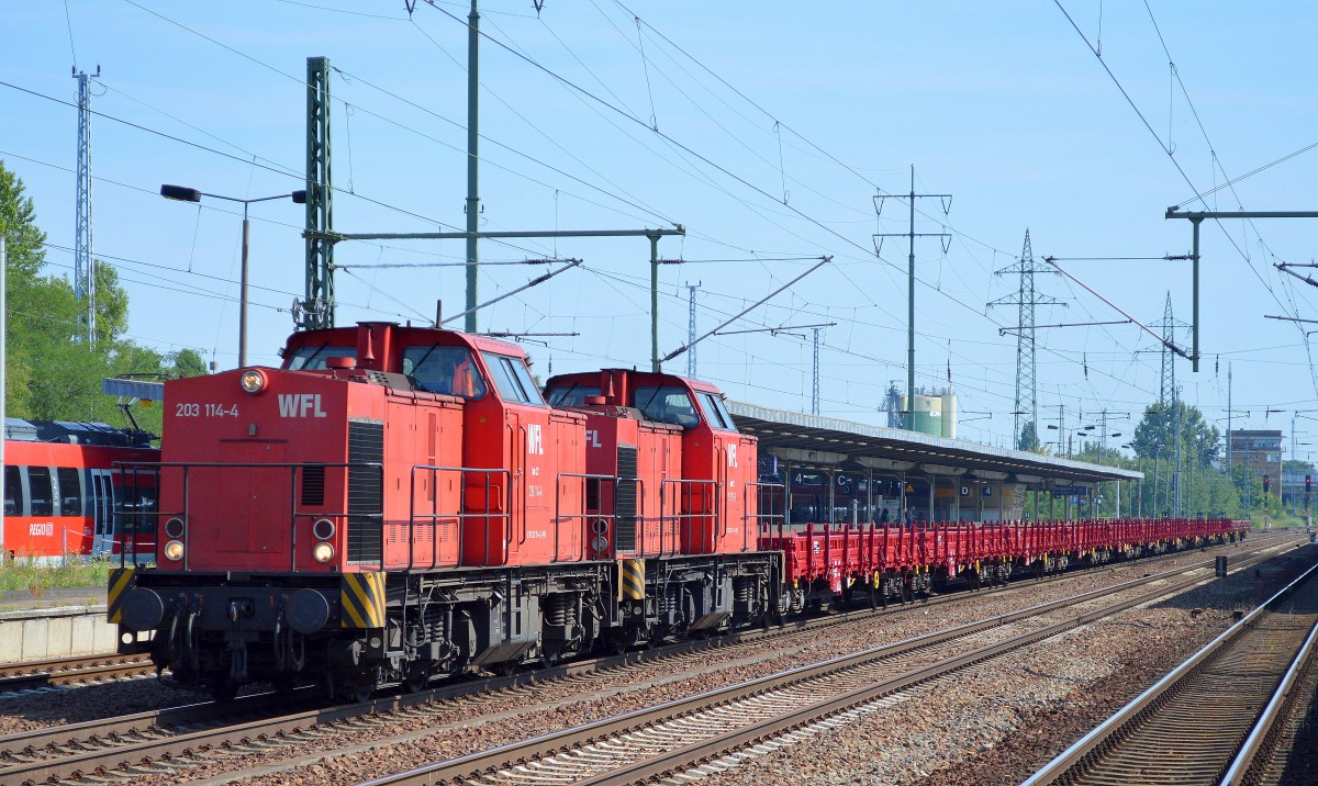 Doppeltraktion WFL Lok 22/203 114-4 + WFL Lok 21/203 113-6 mit einem Zug noch ganz neu aussehender Drehgestell-Flachwagen von ERMEWA am 03.08.15 Bhf. Flughafen Berlin-Schönefeld.