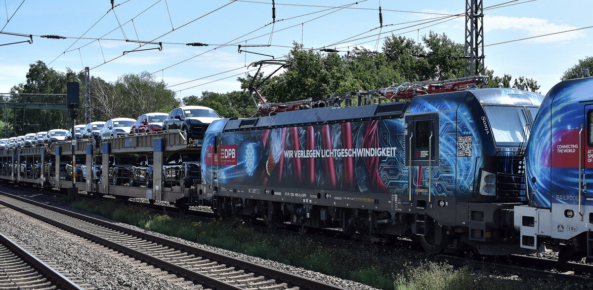 DPB Rail Infra Service GmbH mit Doppeltraktion mit der geleasten Railpool Vectron  193 804-2  [NVR-Nummer: 91 80 6193 804-2 D-Rpool] + der eigenen Vectron  1293 905 , Name:  Sonja  [NVR-Nummer: 91 81 1293 905-6 A-DPB] und einem PKW-Transportzug am 07.08.25 Höhe S-Bahnhof Dedensen/​Gümmer.