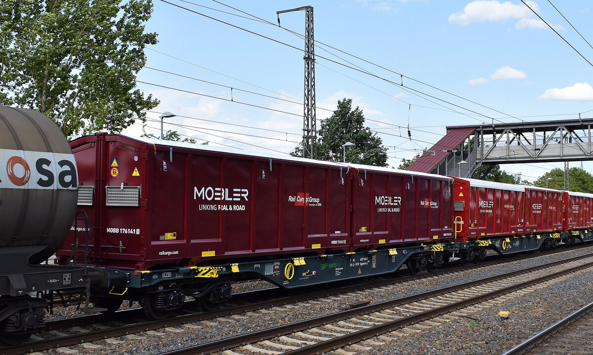 Drehgestell-Container Doppel-Flachwagen vom Einsteller Rail Cargo Austria AG wohl angemietet für die MFD Rail Group mit deutscher Registrierung mit der Nr. 37 TEN 80 D-RCW 4657 240-0 Sggmrrs-y M43 beladen mir den gedeckten RCW MOBILER - Multitainern (System) in einem gemischten Güterzug am 25.06.25 Höhe Bahnhof Saarmund.
