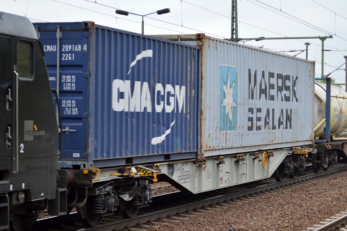 Drehgestell-Container-Tragwagen vom Einsteller AAE Cargo AG mit der Nr. 33 RIV 68 D-AAEC 4558 976-9 Sgns 7 am 24.04.14 Bhf. Flughafen Berlin-Sch�nefeld.