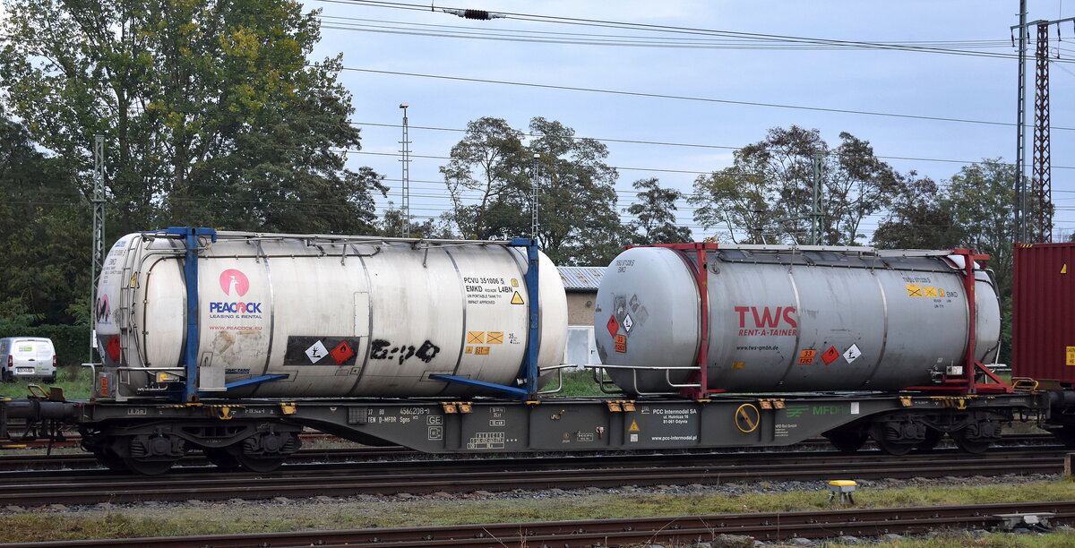 Drehgestell-Containertragewagen vom Einsteller MFD Rail GmbH im Einsatz für die polnische PCC Intermodal SA mit der Nr. 37 TEN 80 D-MFDR 4564 208-9 Sgns M13 (GE) in einem Containerzug am 15.10.25 Höhe Bahnhof Frankfurt/Oder.