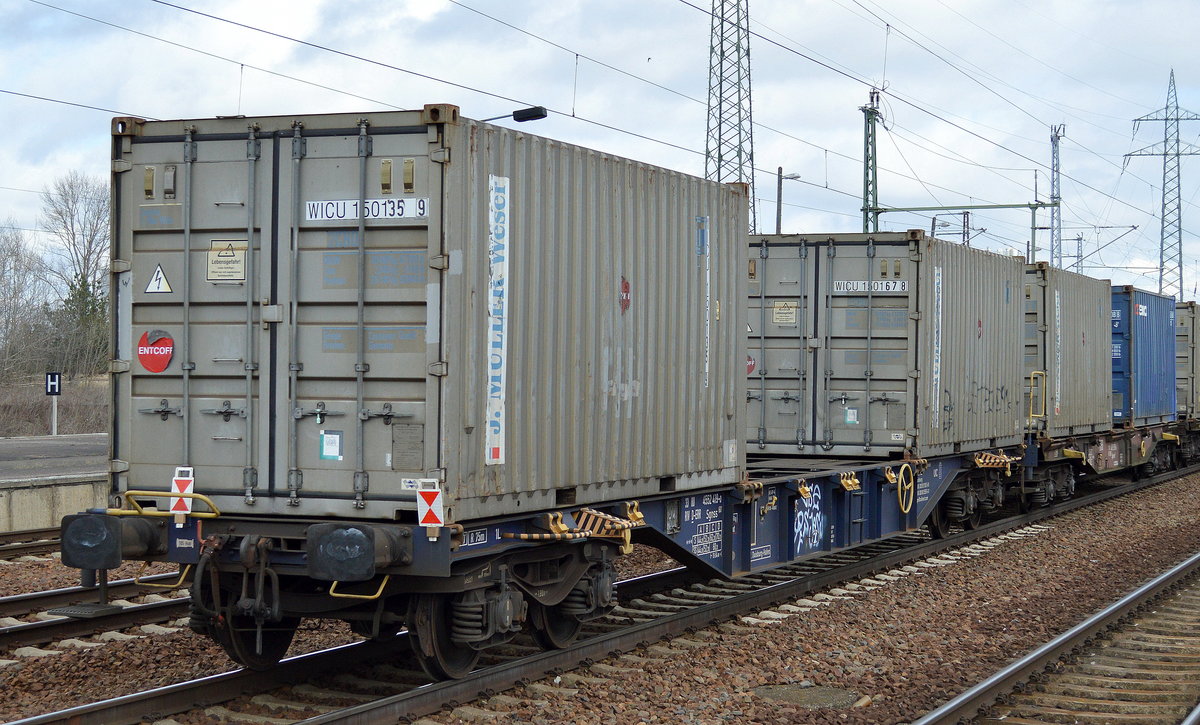 Drehgestell-Containertragwagen vom Einsteller ERR European Rail Rent GmbH mit der Nr. 33 RIV 80 D-ERR 4552 419-0 Sgnss 60´ Bf. Duisburg Hafen beladen mit zwei 20’ Standard Containern der Fa. J.MÜLLER Weser aus Bremen am 01.03.17 Bf. Flughafen Berlin-Schönefeld.