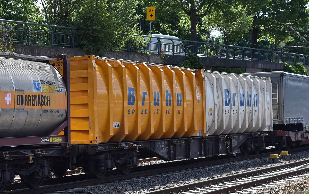 Drehgestell-Containertragwagen vom Einsteller ERR European Rail Rent GmbH mit der Nr. 37 RIV 80 D-ERR 4558 283-0 Sgns1 i einem KLV-Zug am 20.05.25 Höhe Bahnhof Hamburg-Harburg.