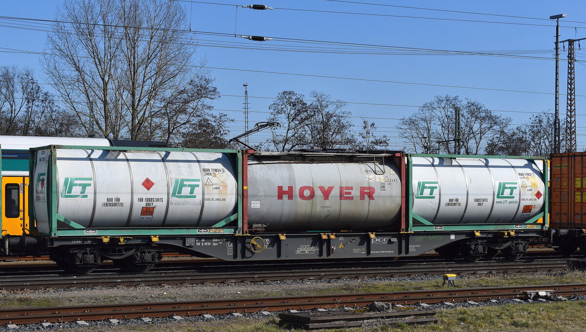 Drehgestell-Containertragwagen vom Einsteller MFD Rail GmbH im Einsatz für die polnische PCC Intermodal S.A. mit der Nr. 37 TEN 80 D-MFDR 4564 176-8 Sgns M13 (GE) in einem Containerzug am 04.03.25 Höhe Bahnhof Frankfurt (Oder).