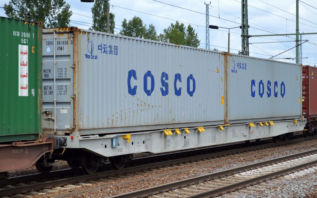Drehgestell-Containertragwagen der tschechischen Fa. METRANS s.a. mit der deutschen Zulassung 37 TEN 80 D-MT 4576 023-8 Sggnss HEIMATBAHNHOF PRAHA-UHRINEVES am 26.06.14 Bhf. Flughafen Berlin-Sch�nefeld.