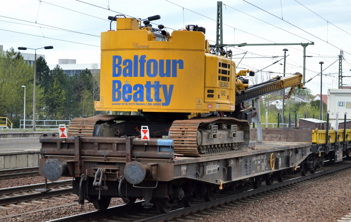 Drehgestell-Flachwagen (31 RIV 80 D-BBR 4863 876-7 Samns) der Fa. Balfour Beatty mit Drehbohrsystem DELMAG G42 am 08.04.14 gezogen von der Railsystems Rp Lok 29 095-4 durch den Bhf.Flughafen Berlin-Schönefeld.