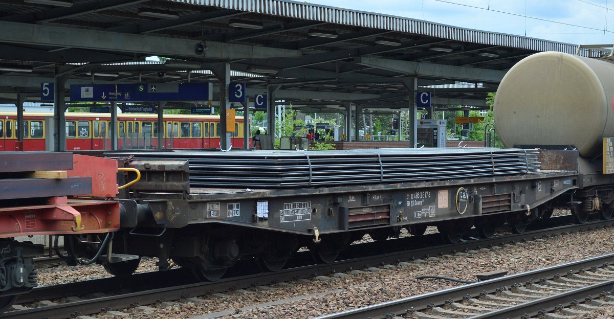 Drehgestell-Flachwagen beladen mit Stahlplatten der DB mit der Nr. 31 RIV 80 D-DB 486 3 617-3 Samms 710 am 26.05.15 Bhf. Flughafen Berlin-Schönefeld.