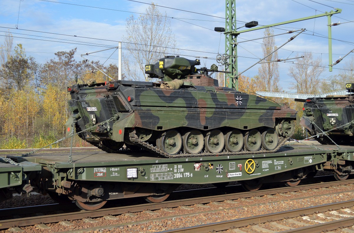 Drehgestell-Flachwagen der Bundeswehr beladen mit einem Schützenpanzer Typ Marder mit der Nr. 33 RIV 80 D-BW 3994 167-3 Bf. Munster (Örtze) Süd am 05.11.15 in einem Militärtransportzug Bhf. Flughafen Berlin-Schönefeld.