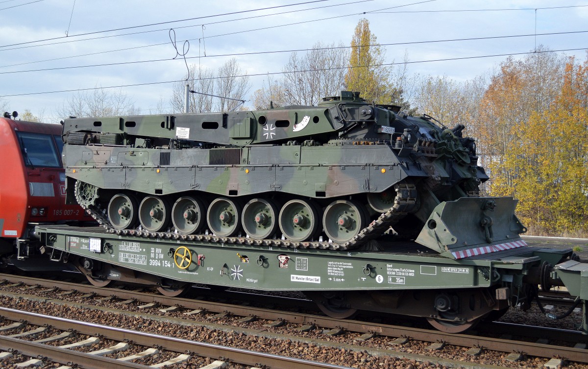 Drehgestell-Flachwagen der Bundeswehr beladen mit einem Bergepanzer 3 (BPz3) auch als Bergepanzer Büffel bezeichnet auf Basis eines Leopardpanzers am 05.11.15 in einem Militärtransportzug im Bhf. Flughafen Berlin-Schönefeld.