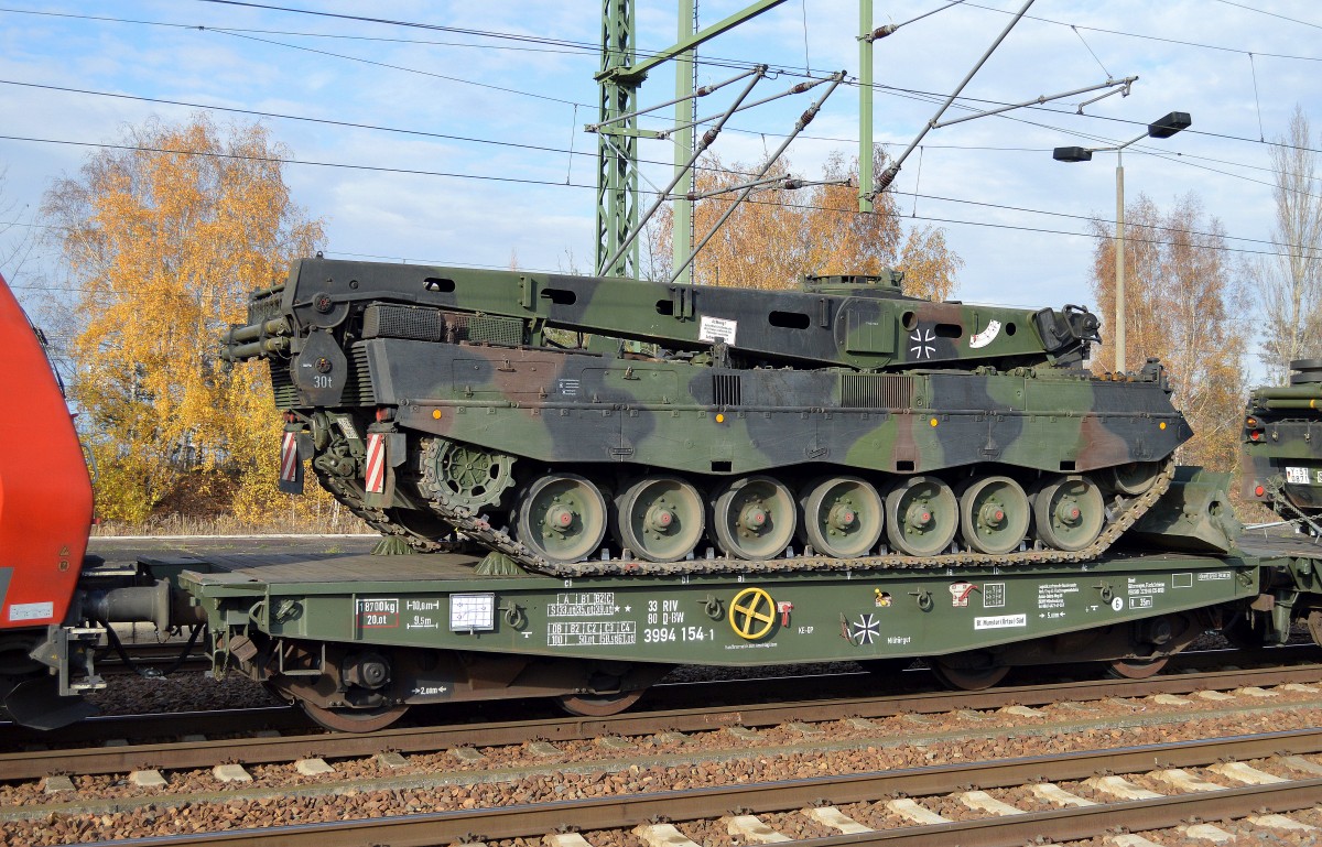 Drehgestell-Flachwagen der Bundeswehr mit der Nr. 33 RIV 80 D-BW 3994 154-1 Bf. Munster (Örtze) Süd beladen mit einem Bergepanzer 3 (BPz3) auch als Bergepanzer Büffel bezeichnet auf Basis eines Leopardpanzers am 05.11.15 in einem Militärtransportzug im Bhf. Flughafen Berlin-Schönefeld.