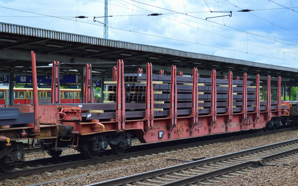 Drehgestell-Flachwagen der DB beladen mit Stahllatten mit der Nr. 81 80 D-DB 3507 722-6 Rbns 646.1 am 26.05.15 Bhf. Flughafen Berlin-Schönefeld.