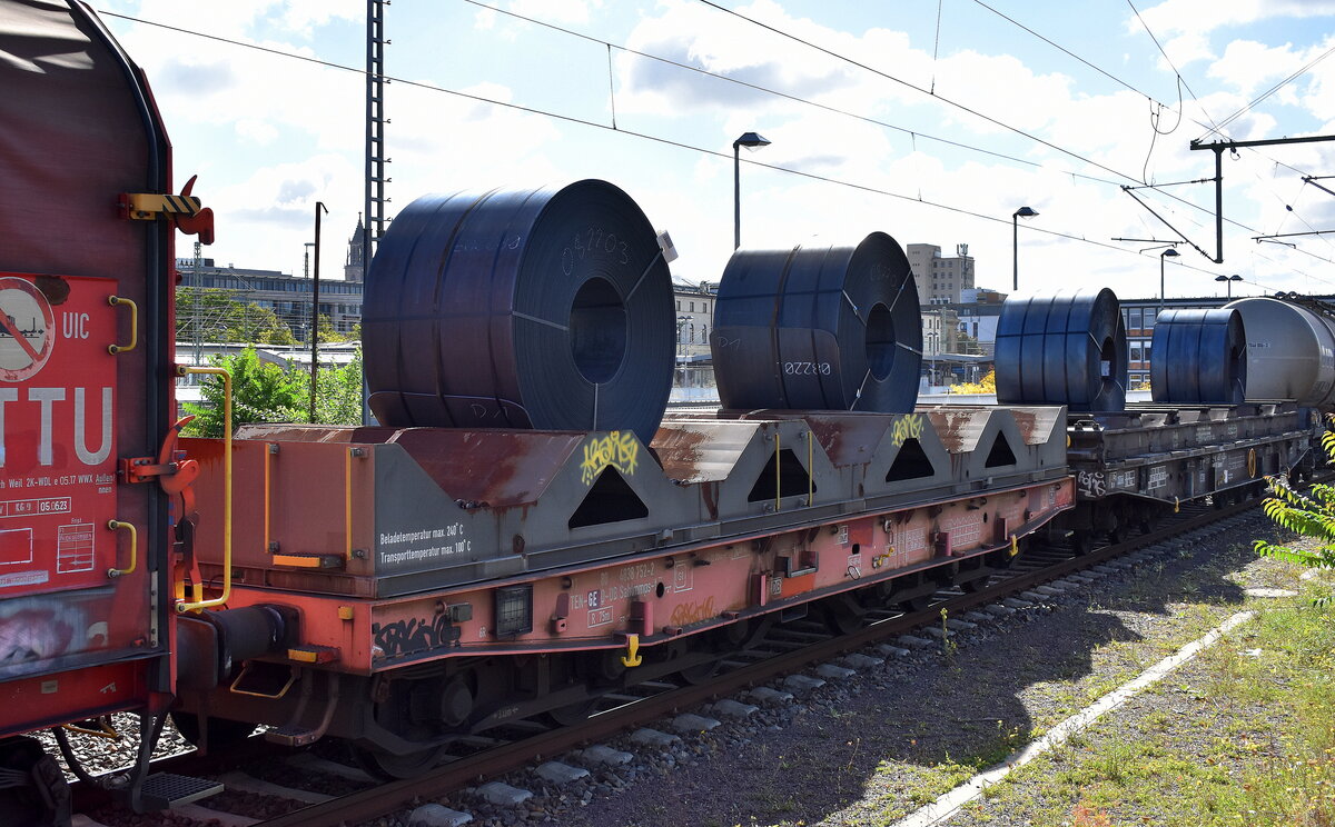 Drehgestell-Flachwagen der DB Cargo mit sechs Radsätzen und Lademulden für Coiltransporte (siehe Beladung) mit der Nr. 31 TEN-GE 80 D-DB 4838 752-2 Sahlmmps-t 721 in einem gemischten Güterzug am 23.09.25 Durchfahrt Bahnhof Magdeburg Hbf.