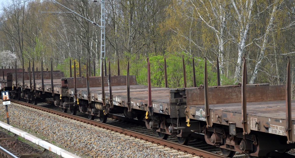 Drehgestell-Flachwagen der Db mit der Nr. 31 RIV 80 D-DB 396 2 483-4 Rmms 664 am 31.03.14 M�hlenbeck/M�nchm�hle b.Berlin.