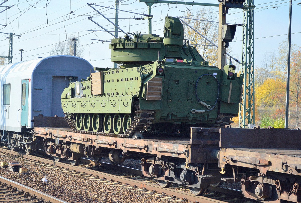 Drehgestell-Flachwagen der DB mit der Nr. 31 RIV 80 D-DB 3961 378-7 Rmms 664 beladen mit einem US-amerikanischen Flugabwehrpanzer Typ M6 Linebacker am 31.10.15 Bhf. Flughafen Berlin-Schönefeld.
