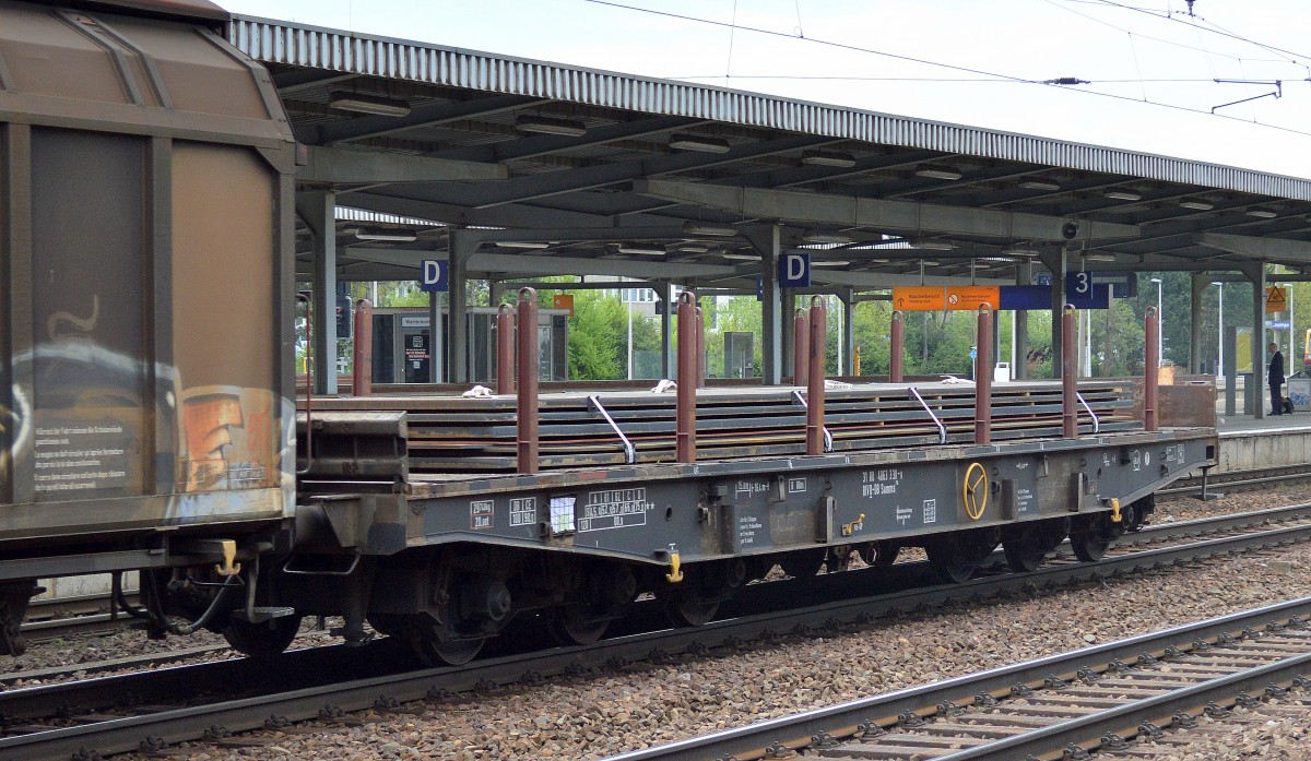Drehgestell-Flachwagen der DB mit sechs Rads�tzen mit Stahlplatten (Brammen?)beladen mit der Nr. 31 RIV 80 D-DB 4863 308-8 Samms 710 am 08.04.14 Bhf. Flughafen Berlin-Sch�nefeld.