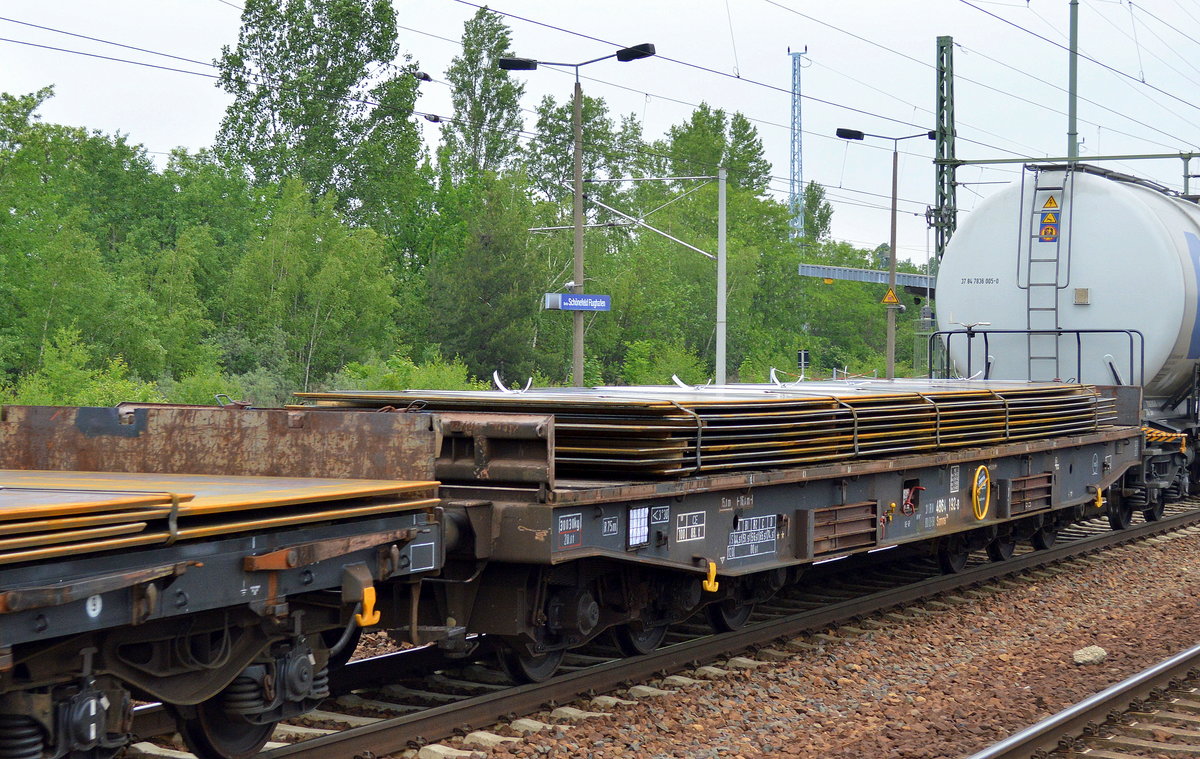 Drehgestell-Flachwagen der DB mit Stahlplatten beladen mit der Nr. 31 RIV 80 D-DB 4864 192-8 Samms 710 am 24.05.16 Bf. Flughafen Berlin-Schönefeld.