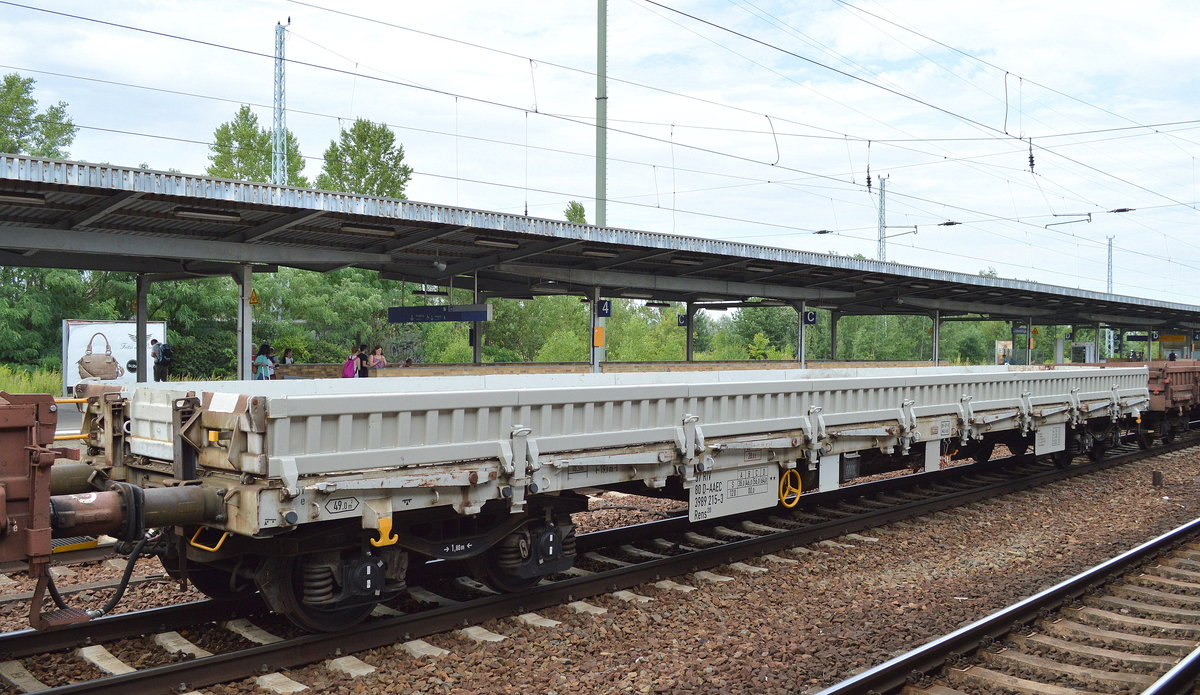 Drehgestell-Flachwagen vom Einsteller AAE mit der Nr. 37 RIV 80 D-AAEC 3989 215-3 Rens20 am 21.07.16 Bf. Flughafen Berlin-Schönefeld.