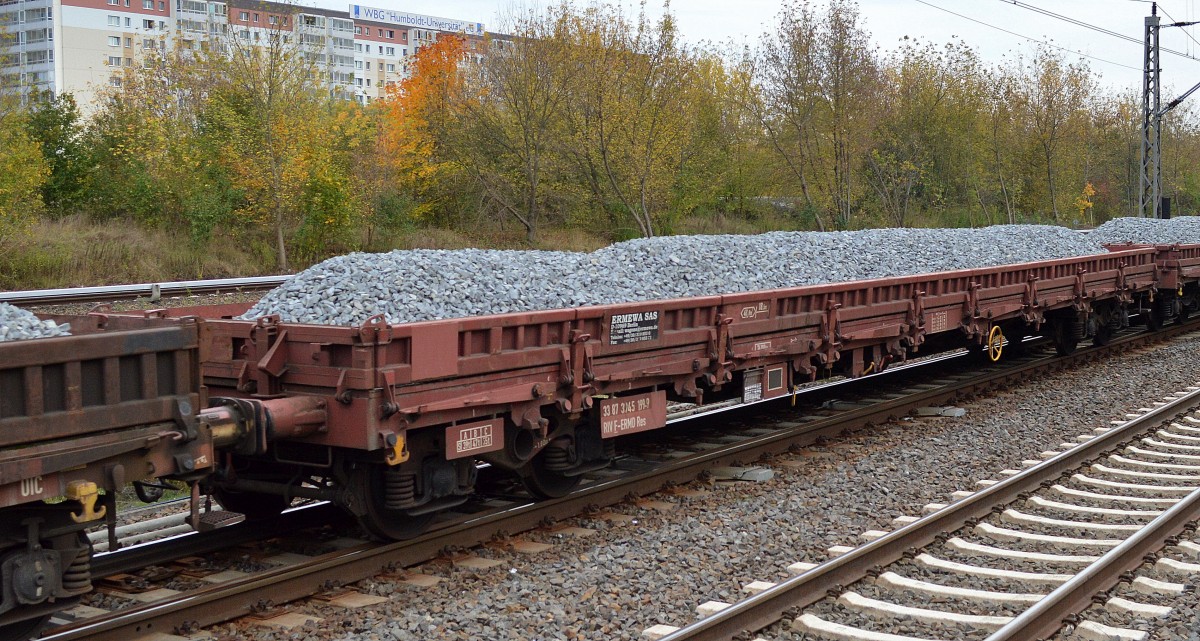 Drehgestell-Flachwagen vom Einsteller ERMEWA SAS mit Gleisschotter beladen mit der Nr. 33 RIV 87 F-ERMD 3945 199-9 Res am 13.10.14 Berlin-Hohenschönhausen.