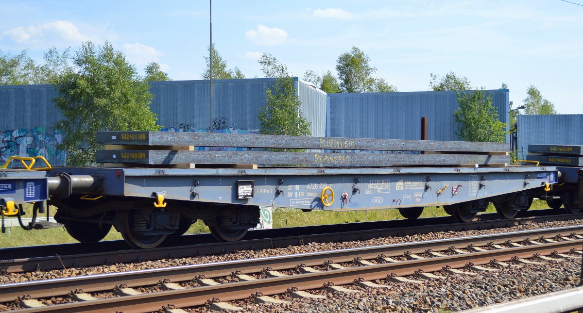 Drehgestell-Flachwagen vom Einsteller ERR mit der Nr. 37 RIV 80 D-ERR 4728 239-7 Smmps Bf. Duisburg-Hafen beladen mit zwei Strahlbrammen am 21.08.15 Mühlenbeck/Mönchmühle bei Berlin. 