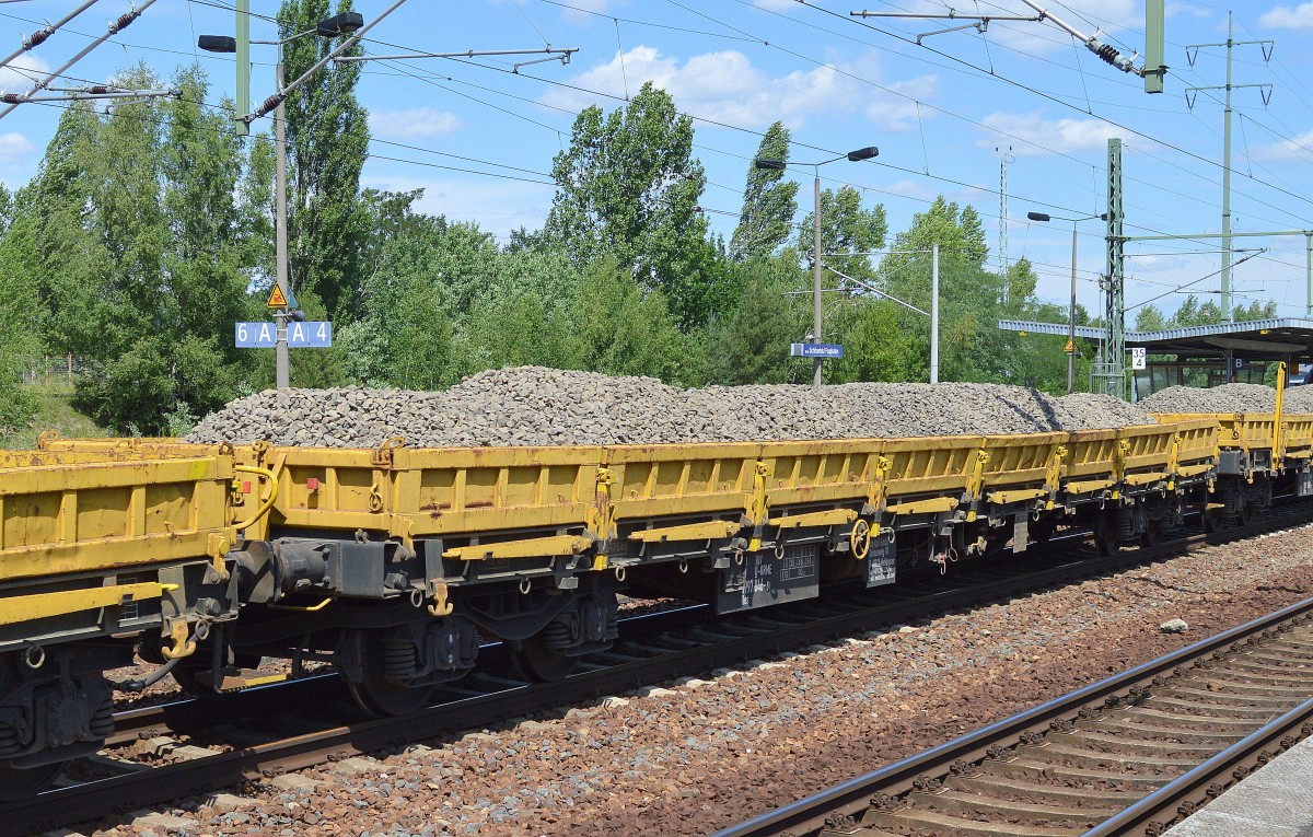 Drehgestell-Flachwagen vom Einsteller On Rail GmbH mit der Nr. 31 RIV 80 D-ORME 3997 046-6 Res mit Gleisschotter beladen am 20.07.15 Bhf. Flughafen Berlin-Schönefeld. 