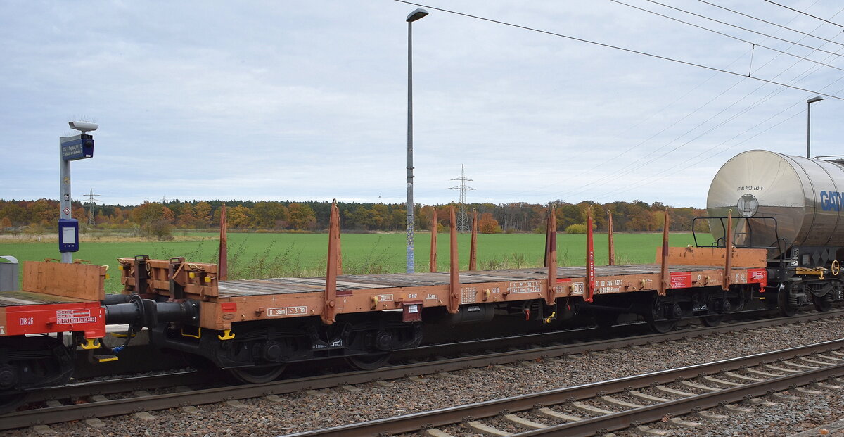 Drehgestell-Flachwagen vom Einsteller SC Deutsche Bahn Cargo Romania SRL mit der Nr. 31 RIV 80 D-DBSR 3961 427-2 Rmms 654 in einem gemischtem Güterzug am 04.11.25 Höhe Bahnhof Rodleben.