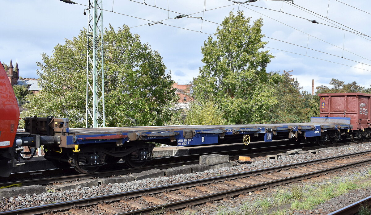 Drehgestell-Flachwagen vom Einsteller VTG Schweiz GmbH mit deutscher Registrierung mit der Nr. 37 RIV 80 D-VTGCH 3900 049-2 Rs in einem gemischten Güterzug am 18.09.25 Höhe Bahnhof Magdeburg-Neustadt.