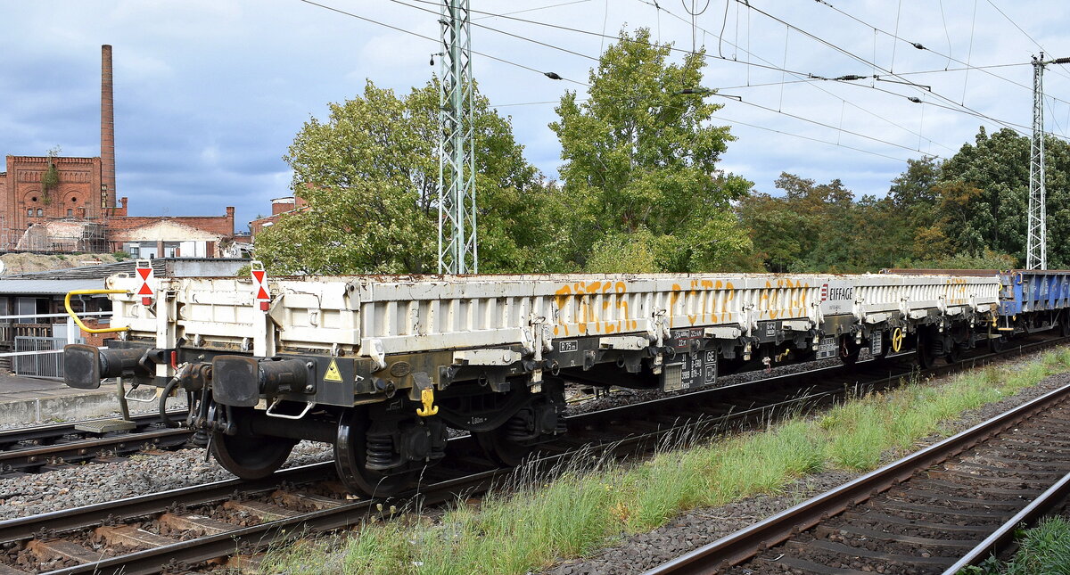 Drehgestell-Flachwagen der Fa. Eiffage Infra-Rail GmbH mit der Nr. 31 TEN 80 D-ERD 3989 079-9 Rens in einem Transportzug am 18.09.25 Höhe Bahnhof Magdeburg-Neustadt.