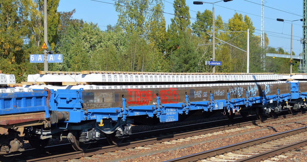 Drehgestell-Flachwagen der Fa. PRESS beladen mit Betonbohlen für Gleise mit der Nr. 37 RIV 80 D-PRESS 3940 122-9 Res-y am 03.10.15 Bhf. Flughafen Berlin-Schönefeld.