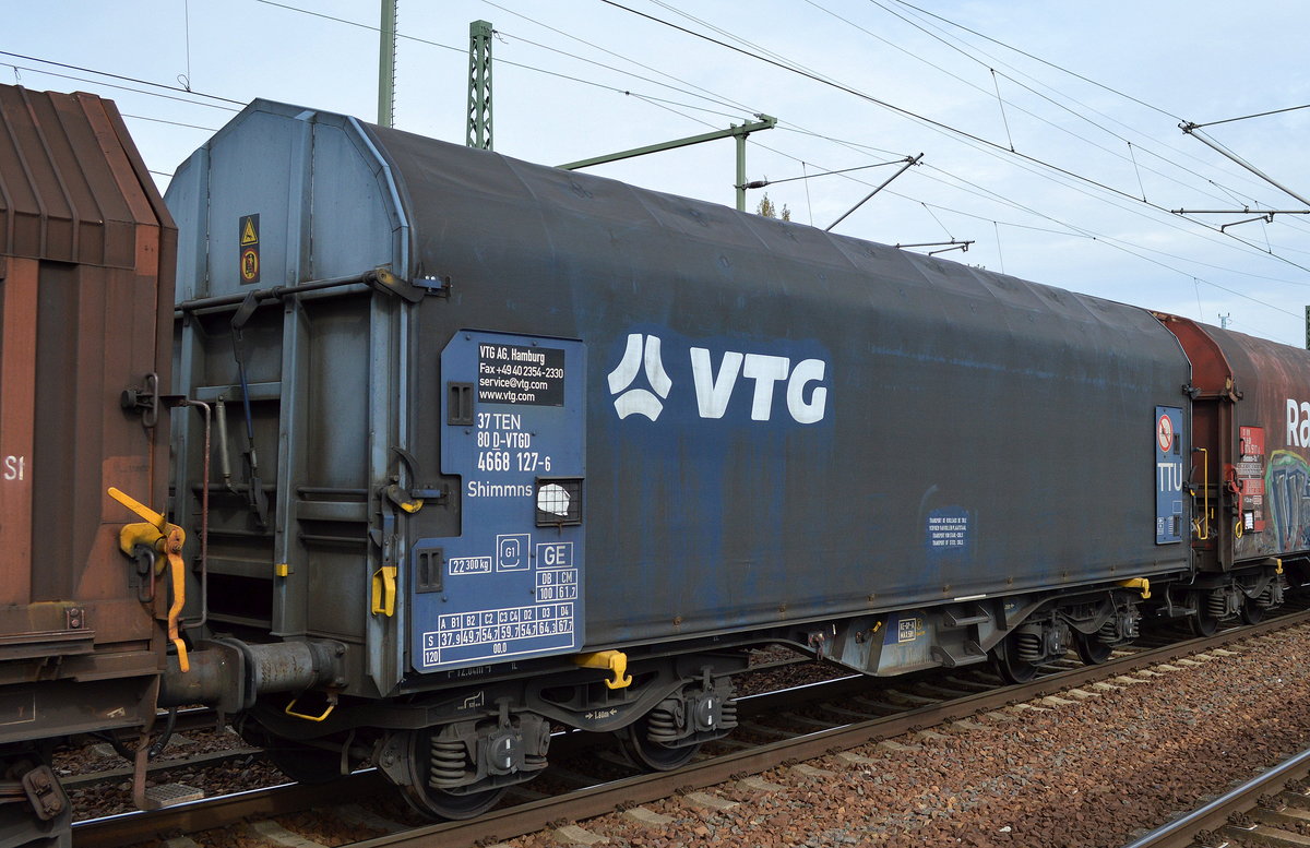 Drehgestell-Flachwagen für Coiltransporte mit Schiebeplanen Einsteller VTG in Hamburg mit der Nt. 37 TEN 80 D-VTGD 4668 127-6 Shimmns am 236.09.17 Bf. Flughafen Berlin-Schönefeld.
