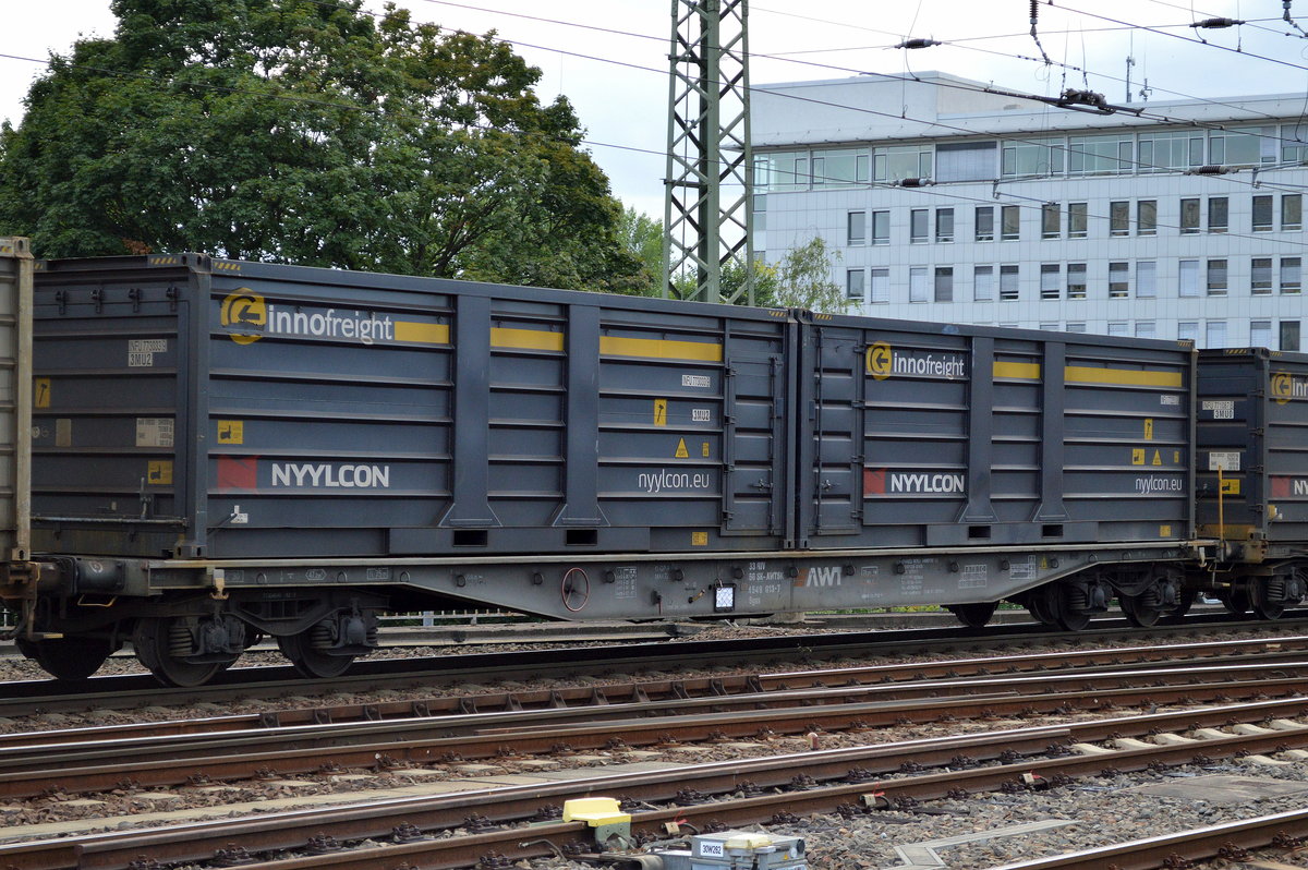 Drehgestell-Flachwagen für Containertransporte vom Einsteller AWT - Advanced World Transport a.s.mit der Nr. 33 RIV 56 SK-AWTSK 4549 013-7 beladen mit zwei innofreight - NYYLCON 30´-Container für die Beförderung von Schüttgütern am 31.07.17 Dresden Hbf.