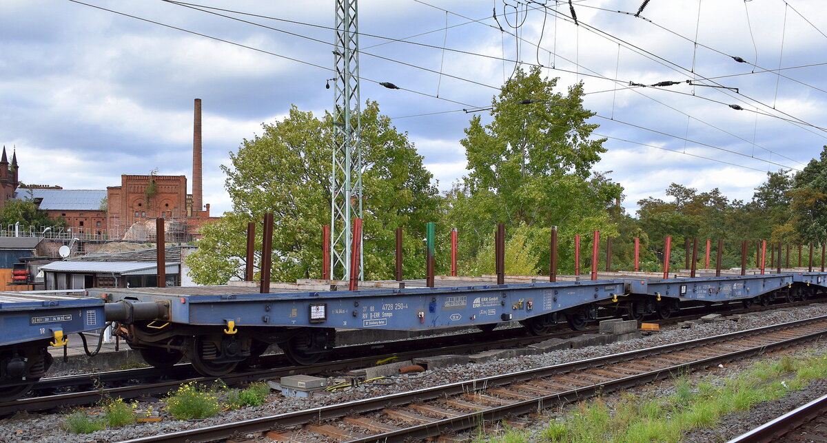 Drehgestell-Flachwagen für langschienen-Transporte in dem fall vom Einsteller European Rail Rent GmbH mit der Nr. 37 RIV 80 D-ERR 4782 250-4 Smmps Bf. Dusburg-Hafen in einem Schienentransportzug am 18.09.25 Höhe Bahnhof Magdeburg-Neustadt.