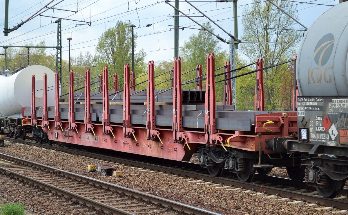 Drehgestell-Flachwagen mit kräftigen Doppelrungen der DB mit der Nr. 81 80 D-DB 3507 800-0 Rbns 646.1 beladen mit Stahllatten am 26.04.15 Bhf. Flughafen Berlin-Schönefeld.
