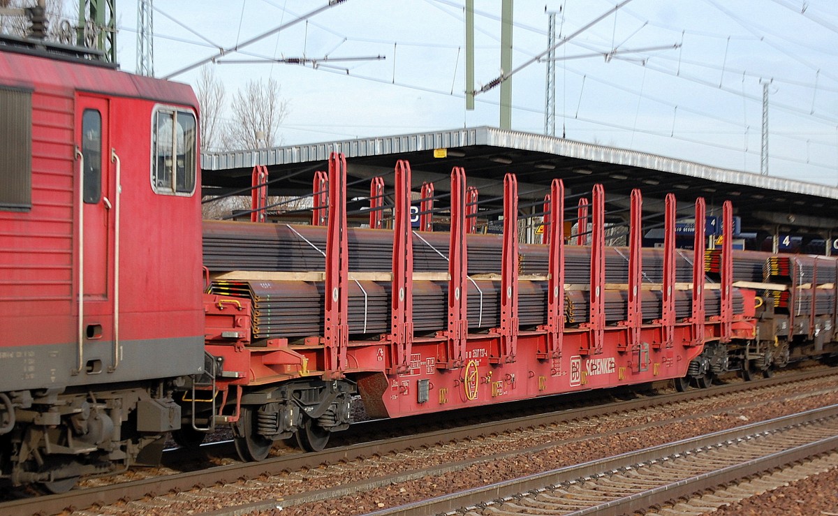 Drehgestell-Flachwagen mit kr�tigen Rungen und Niederbindeeinrichtung der DB eingestellt mit der Nr. 31 RIV 80 D-DB 3507 737-4 Rbns 641 beladen mit Stahlspunddielen am 17.12.13 Bhf. Flughafen Berlin-Sch�nefeld.