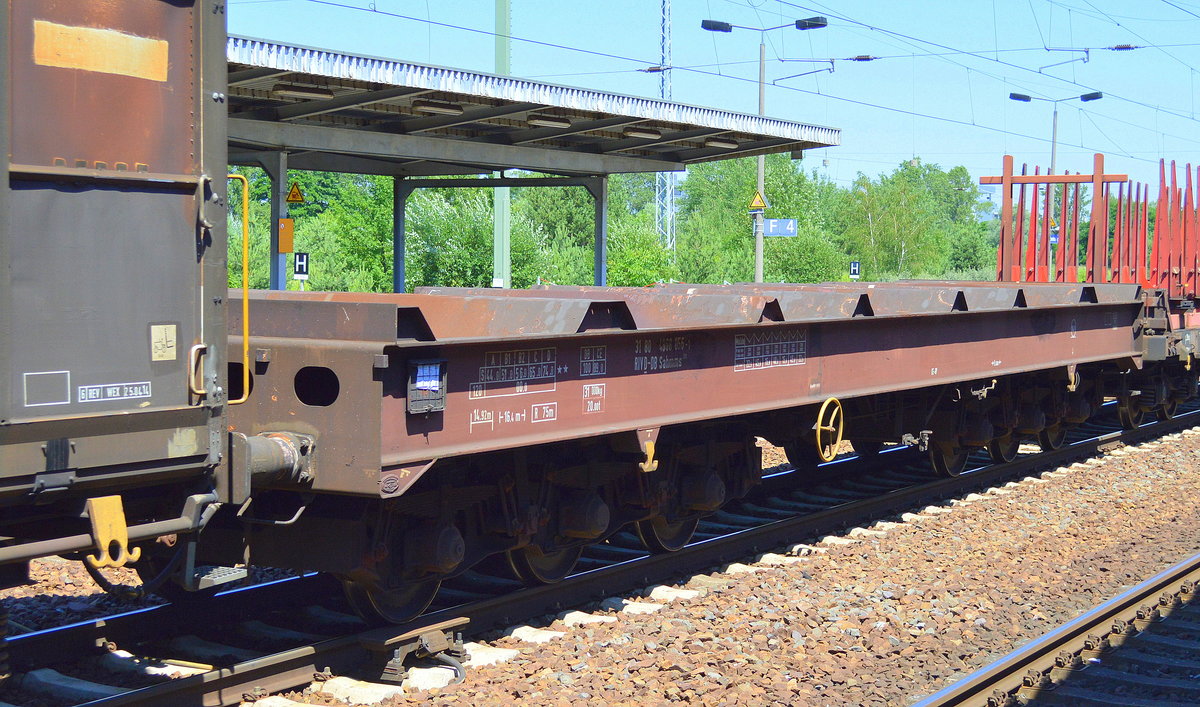 Drehgestell-Flachwagen mit Lademulden für Coils der DB mit der Nr. 31 RIV 80 D-DB 4868 056-1 Sahmms 711 am 23.06.16 in einem gemischten Güterzug Bf. Flughafen Berlin-Schönefeld.