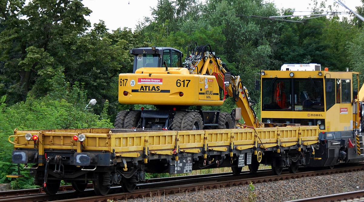Drehgestell-Flachwagen mit Mobilbagger ALTLAS 160 W der DB Bahnbaugruppe am 20.08.13 Berlin-Pankow.