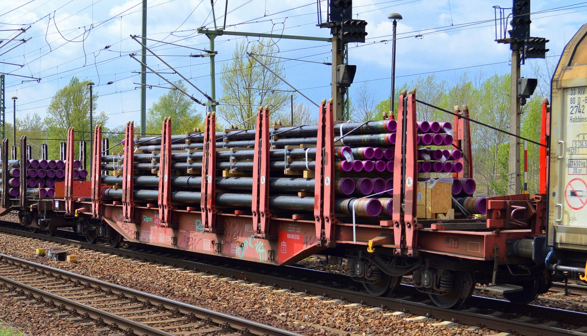 Drehgestell-Flachwagen mit Niederbindeeinrichtung der DB beladen mit Stahlrohren mit der Nr. 81 80 D-DB 4712 070-9 Sns 727 am 26.04.15 Bhf. Flughafen Berlin-Schönefeld.