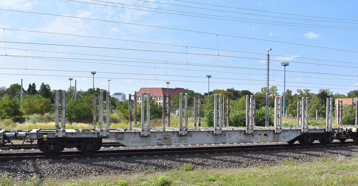 Drehgestell-Flachwagen mit Niederbindeeinrichtung und Rungen vom Einsteller VTG Schweiz GmbH mit der Nr. 37 RIV 80 D-AAEC 4723 025-5 Snps 67 in einem Ganzzug  am 09.08.25 Höhe Bahnhof Magdeburg Hbf.