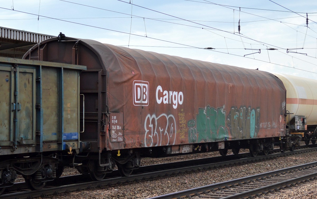 Drehgestell-Flachwagen mit Planenverdeck der DB mit der Nr.31 RIV 80 D-DB 3540 306-8 Rils 652 am 08.04.14 Bhf. Flughafen Berlin-Sch�nefeld.