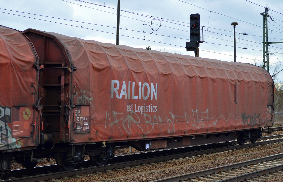 Drehgestell-Flachwagen mit Planenverdeck der DB mit der Nr. 31 RIV 80 D-DB 355 3 190-0 Rins 655 am 23.02.16 Bhf. Flughafen Berlin-Schönefeld.