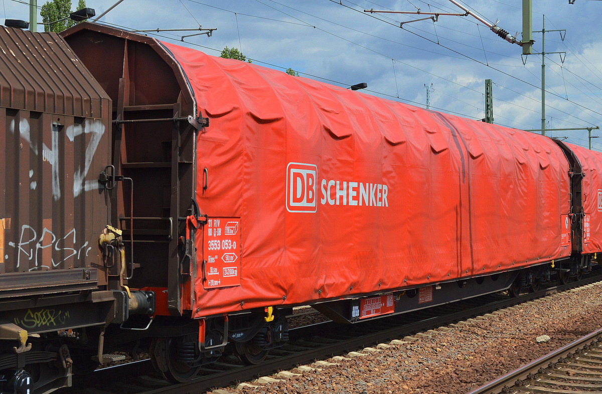 Drehgestell-Flachwagen mit Planenverdeck der DB mit der Nr. 31 RIV 80 D-DB 3553 053-0 Rins 655 am 05.07.16 Bf. Flughafen Berlin-Schönefeld. 