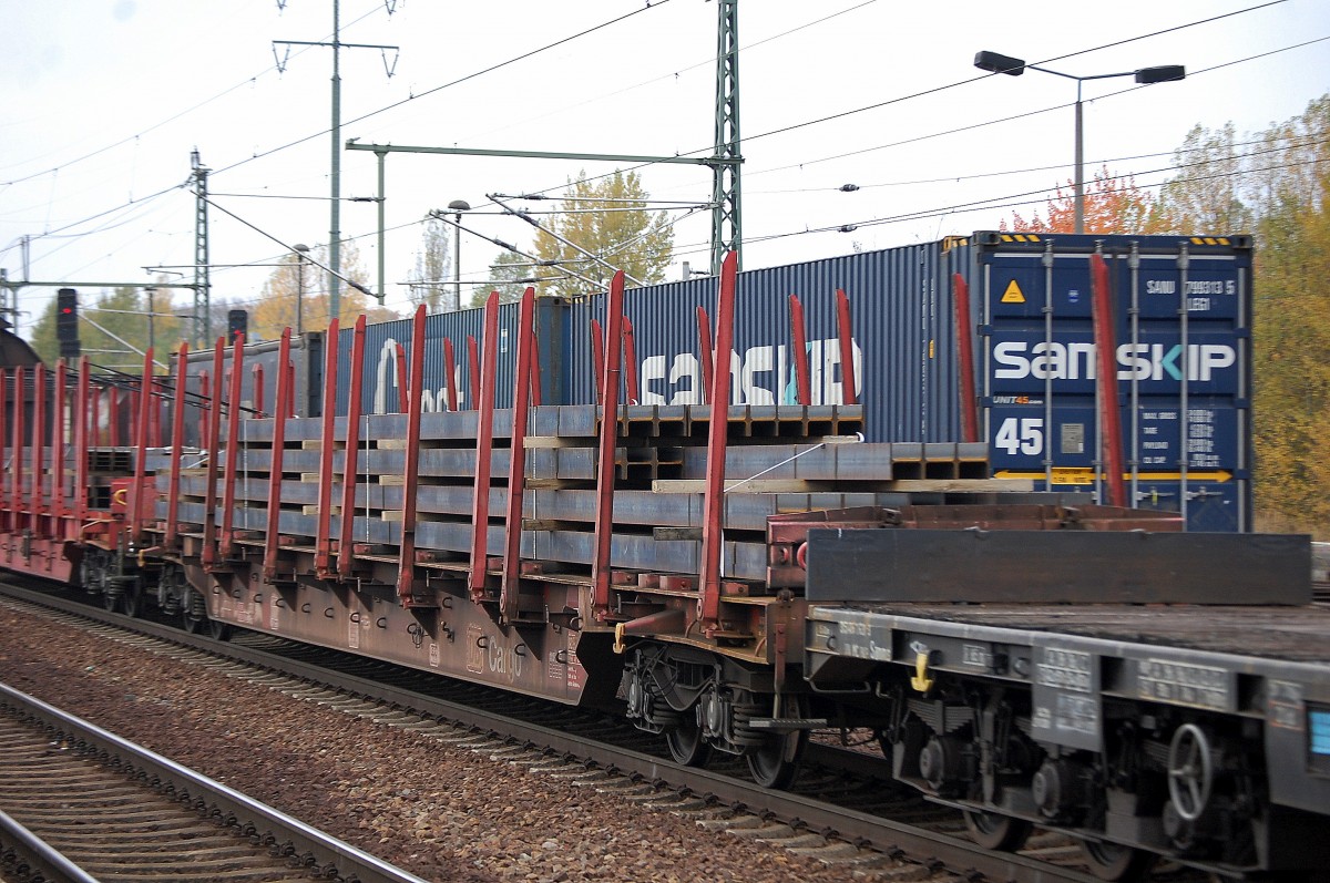 Drehgestell-Flachwagen mit Rungen der DB wahrscheinlich vom Typ Rns-z 643 beladen mit Stahltr�gern am 16.10.13 Bhf. Flughafen Berlin-Sch�nefeld.