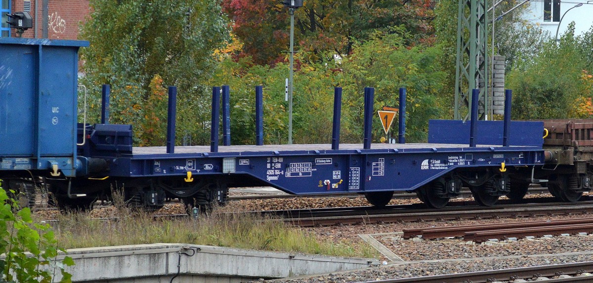 Drehgestell-Flachwagen mit Rungen vom Einsteller ERR mit der Nr. 37 TEN-RIV 80 D-ERR 4505 164-6 Sgmmns 2 Bf. Duisburg-Hafen in einem gemischten Güterzug am 24.10.14 Höhe Berlin-Westhafen.